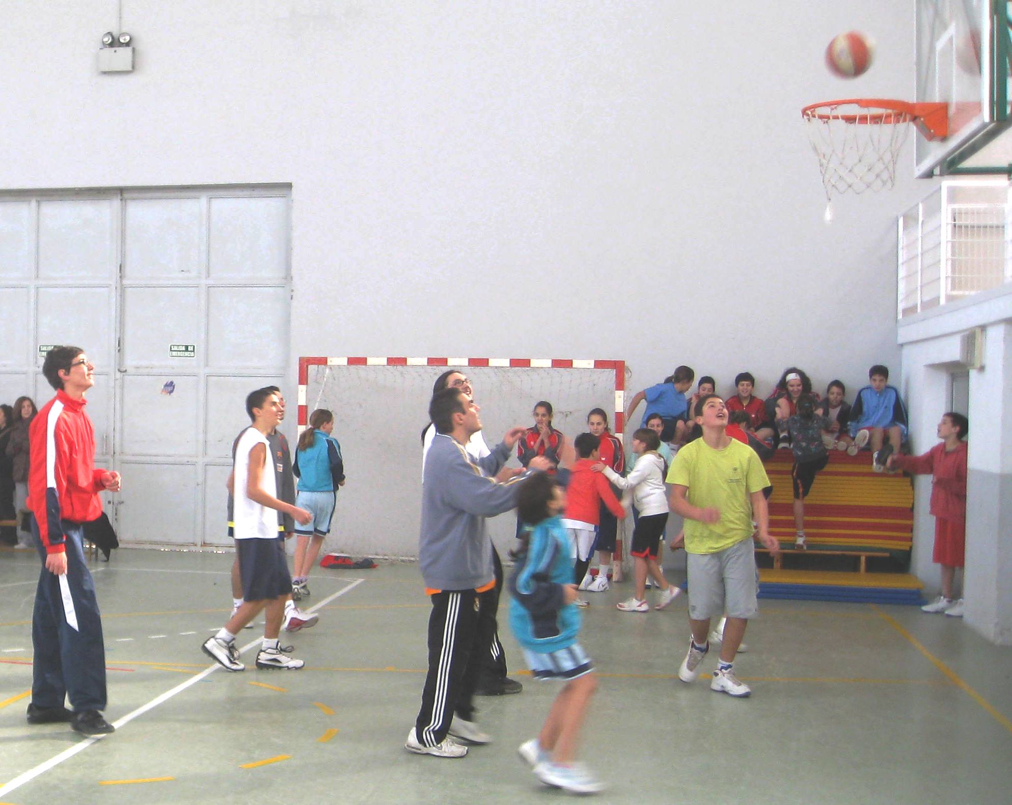 Momento de un mini partido de baloncesto con deportistas en accion