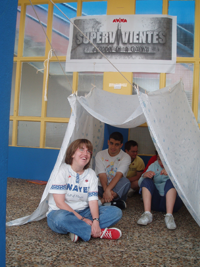 Grupo de supervivientes dentro de la tienda que acaban de construir