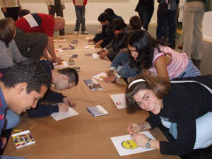Jóvenes participantes en el taller preparado por la expoxición.
