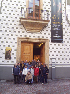 Participantes del grupo verde en la puerta de entrada de la exposición