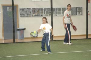 Jóvenes de la escuela de padel en el torneo