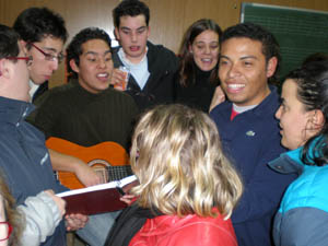 Los jóvenes cantando villancicos