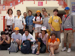 Grupo de Jóvenes junto a la Concejala de Deportes de los Villares de la Reina.