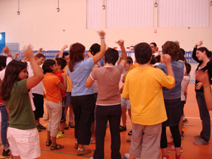 Momento de baile participativo en la semicolonia de los Villares.