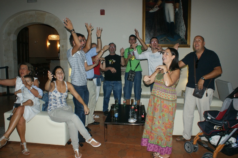 Jovenes de Aviva vitoreando a la familia Sanchez-Guijo