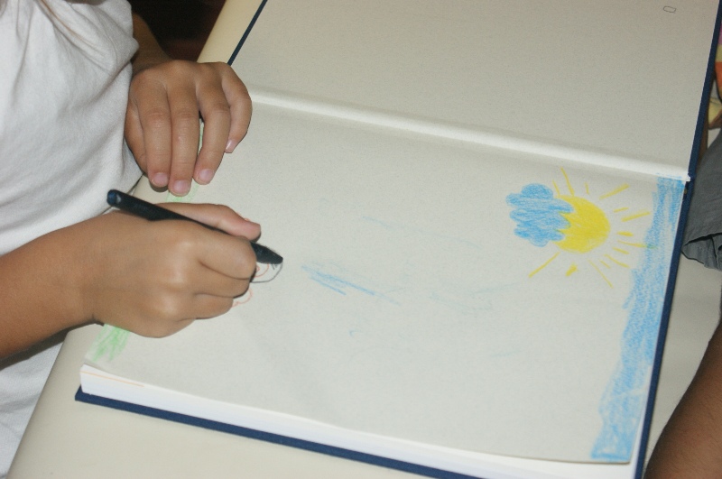 Los mas pequeños dibujando su dedicatoria especial para Rocio