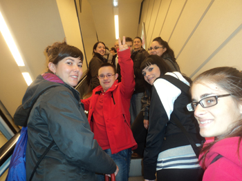 Grupo de jóvenes de AVIVA subiendo a la 4ª planta del corte ingles para apuntarse a la Carrera.