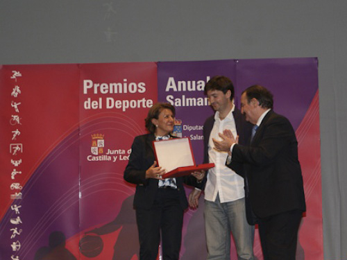 Momento de la recogida del premio entregado por el D. Julián Lanzarore.