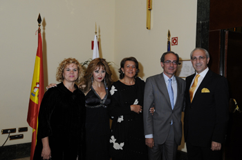 Representantes de AVIVA en la entrada de la recepción.