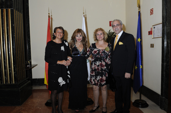 Representantes de AVIVA junto a Nearchos Palas y su esposa Despina.