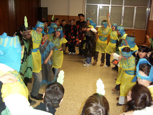 Momento de la fiesta en la los jóvenes bailan "Paquito el chocolatero"