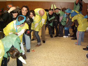 Momento de la fiesta en la que los jóvenes bailan formando una cadena.