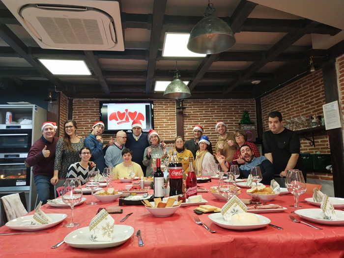 Grupo de adultos AVIVA celebra la navidad en el club gastronómico A-Tempore