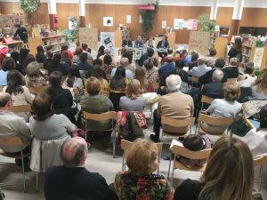 El público abarrotó la sala infantil de la biblioteca Torrente Ballester.