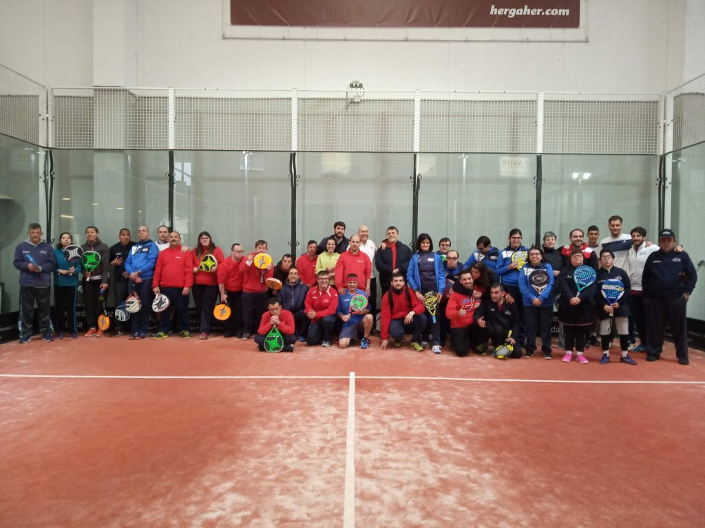 Foto de familia de todos los deportistas del VI Campeonato Nacional de Pádel Adaptado celebrado en Mas Que Padel, en Carbajosa de la Sagrada (Salamanca)