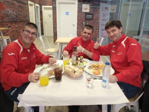 El técnico deportivo de AVIVA, Eugenio Sánchez Redondo (derecha), comiendo con nuestros deportistas