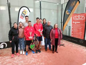 Los ganadores, Víctor y Alejandro, junto a los suyos después de alzarse con la victoria.