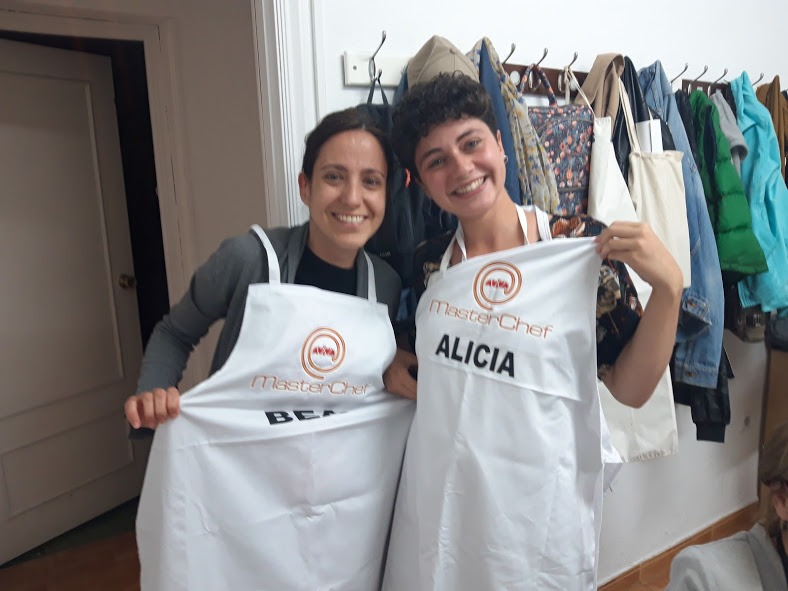 Nuestras voluntarias, Beatriz y Alicia, se han ganado con creces el mandil de chefs