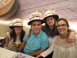 Los tres cumpleañeros, Tamara, Pablo y Susana, durante la celebración, junto a Beatriz.