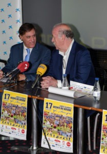 El alcalde de Salamanca, Carlos García Carbayo, con Vicente del Bosque durante la presentación del encuentro.