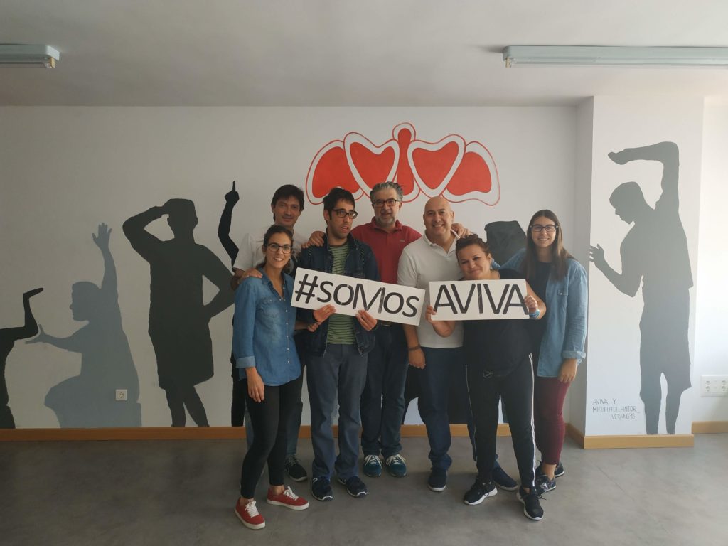 Los técnicos de AVIVA y la técnico de PRODE posan en grupo en una de las salas de AVIVA.