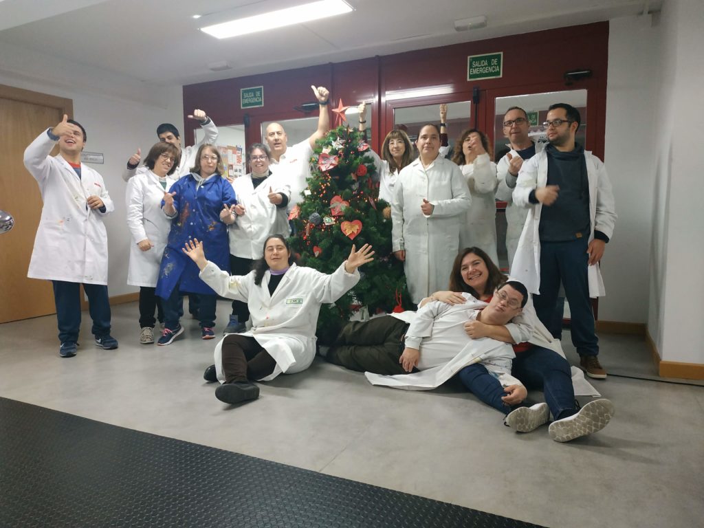 Los participantes del taller de artes plásticas decoramos el árbol del centro Luis Vives.