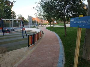 Entrada al parque con cartel informativo sobre la zona deportiva