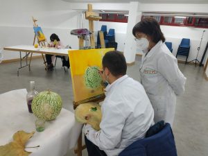 Participantes en el taller de artes plásticas pintando