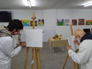 Compañeros de artes plásticas iniciando sus cuadros